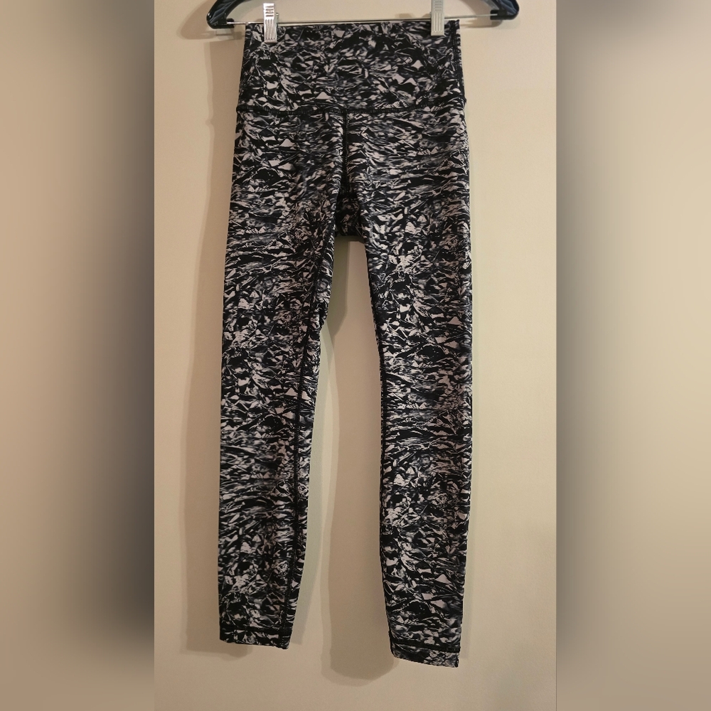 Lululemon Black and Gray Abstract Print Yoga Pants / Joggers Size XS